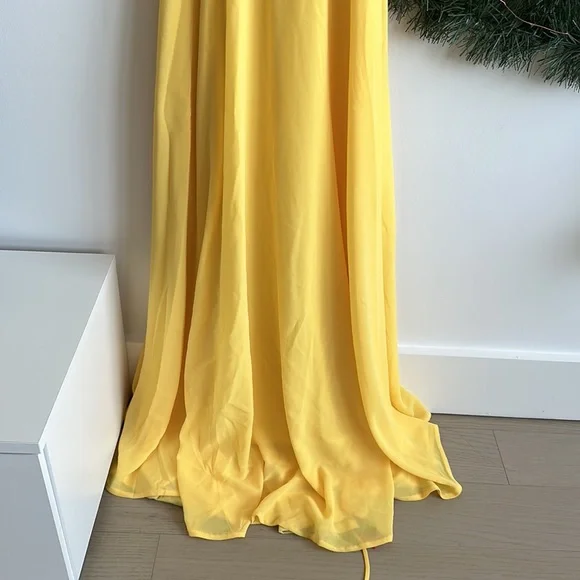 Beautiful gown for those spring/ summer- fall weddings! Lulus - size M - Picture 3 of 7